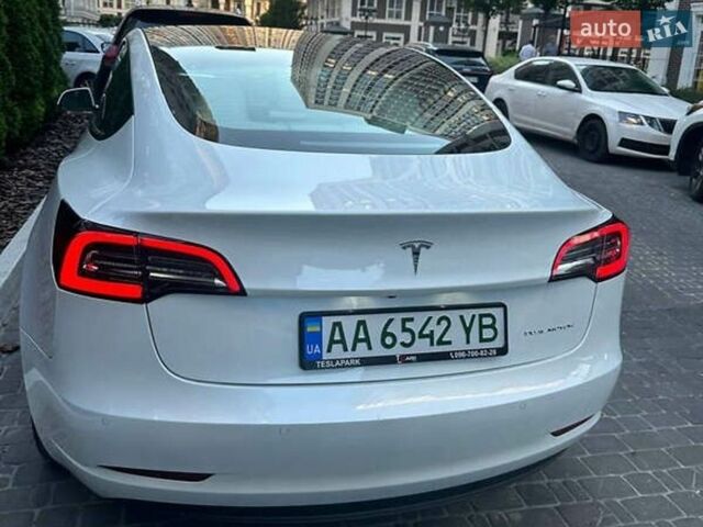 Білий Тесла Модель 3, об'ємом двигуна 0 л та пробігом 64 тис. км за 19999 $, фото 4 на Automoto.ua
