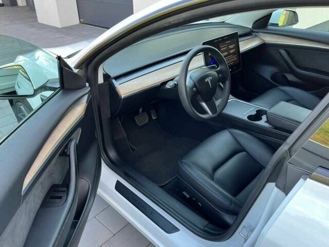 Білий Тесла Модель 3, об'ємом двигуна 0 л та пробігом 82 тис. км за 12600 $, фото 3 на Automoto.ua
