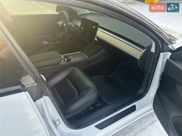 Білий Тесла Модель 3, об'ємом двигуна 0 л та пробігом 65 тис. км за 16800 $, фото 6 на Automoto.ua