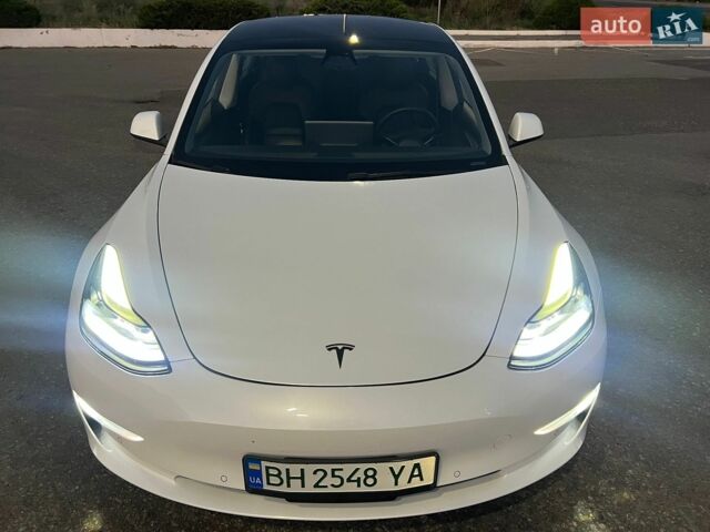 Белый Тесла Модель 3, объемом двигателя 0 л и пробегом 68 тыс. км за 16999 $, фото 6 на Automoto.ua