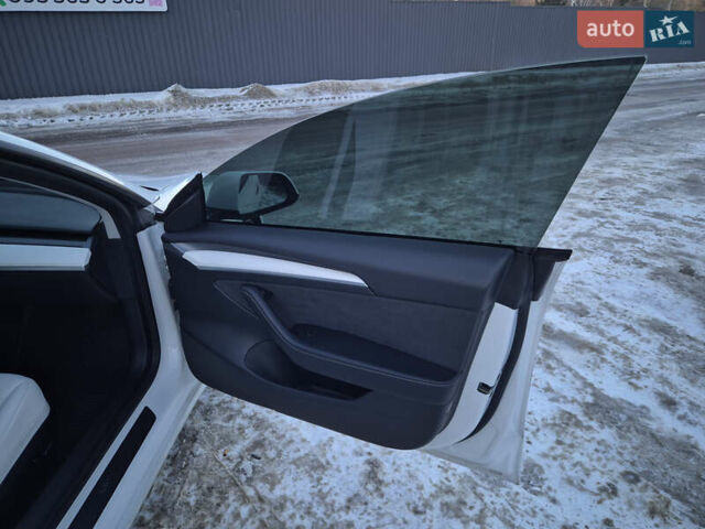 Белый Тесла Модель 3, объемом двигателя 0 л и пробегом 42 тыс. км за 19500 $, фото 12 на Automoto.ua