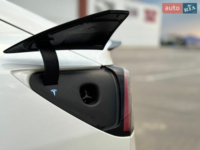 Білий Тесла Модель 3, об'ємом двигуна 0 л та пробігом 62 тис. км за 18500 $, фото 24 на Automoto.ua
