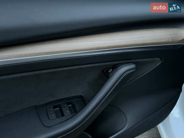 Белый Тесла Модель 3, объемом двигателя 0 л и пробегом 52 тыс. км за 21500 $, фото 17 на Automoto.ua