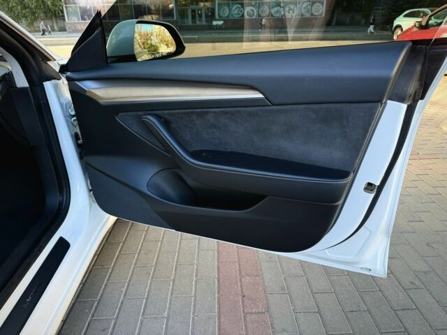 Білий Тесла Модель 3, об'ємом двигуна 0 л та пробігом 188 тис. км за 16999 $, фото 18 на Automoto.ua