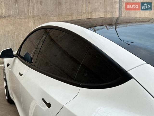 Білий Тесла Модель 3, об'ємом двигуна 0 л та пробігом 62 тис. км за 18500 $, фото 19 на Automoto.ua