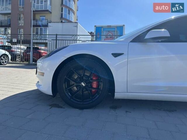 Білий Тесла Модель 3, об'ємом двигуна 0 л та пробігом 68 тис. км за 25500 $, фото 1 на Automoto.ua