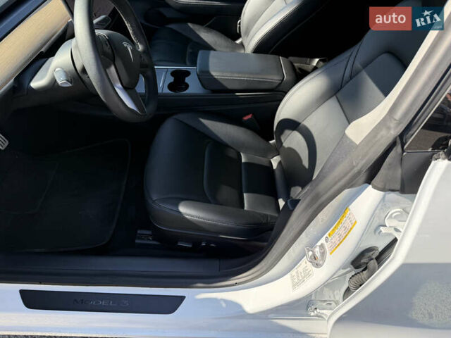 Белый Тесла Модель 3, объемом двигателя 0 л и пробегом 68 тыс. км за 27000 $, фото 14 на Automoto.ua