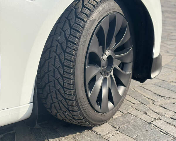 Білий Тесла Модель 3, об'ємом двигуна 0 л та пробігом 106 тис. км за 18900 $, фото 40 на Automoto.ua