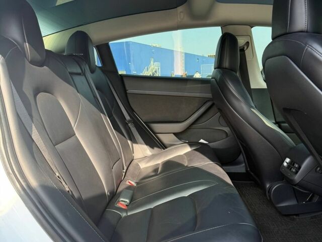 Білий Тесла Модель 3, об'ємом двигуна 0 л та пробігом 63 тис. км за 22000 $, фото 18 на Automoto.ua