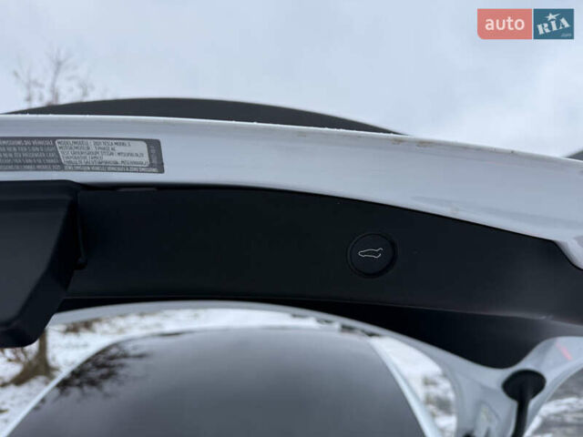 Белый Тесла Модель 3, объемом двигателя 0 л и пробегом 48 тыс. км за 22000 $, фото 12 на Automoto.ua