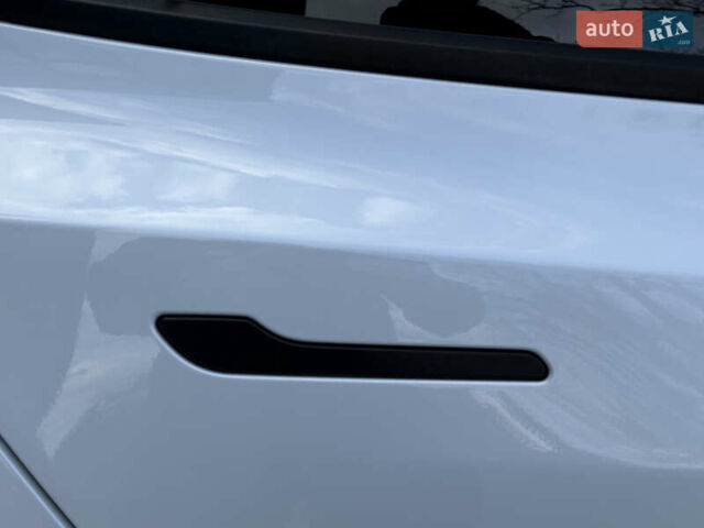 Белый Тесла Модель 3, объемом двигателя 0 л и пробегом 37 тыс. км за 19999 $, фото 94 на Automoto.ua