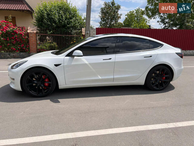 Білий Тесла Модель 3, об'ємом двигуна 0 л та пробігом 62 тис. км за 22500 $, фото 1 на Automoto.ua
