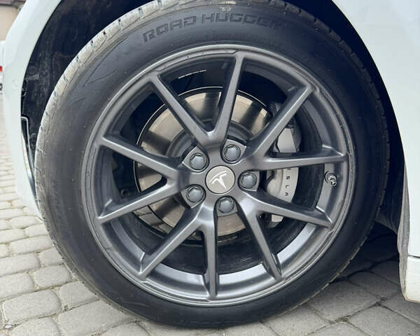 Белый Тесла Модель 3, объемом двигателя 0 л и пробегом 110 тыс. км за 18000 $, фото 6 на Automoto.ua