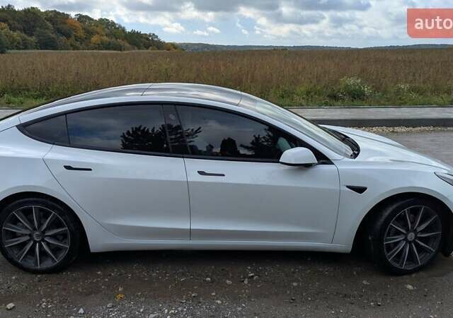 Белый Тесла Модель 3, объемом двигателя 0 л и пробегом 59 тыс. км за 22499 $, фото 4 на Automoto.ua