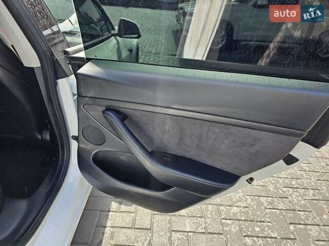 Білий Тесла Модель 3, об'ємом двигуна 0 л та пробігом 103 тис. км за 25700 $, фото 45 на Automoto.ua