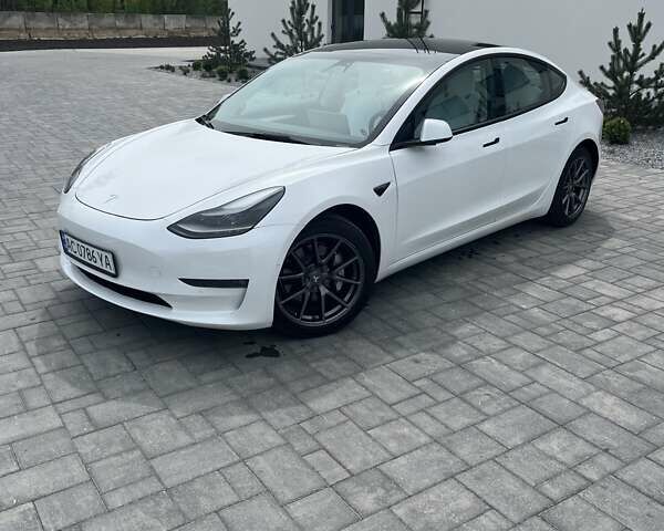 Білий Тесла Модель 3, об'ємом двигуна 0 л та пробігом 47 тис. км за 22100 $, фото 1 на Automoto.ua