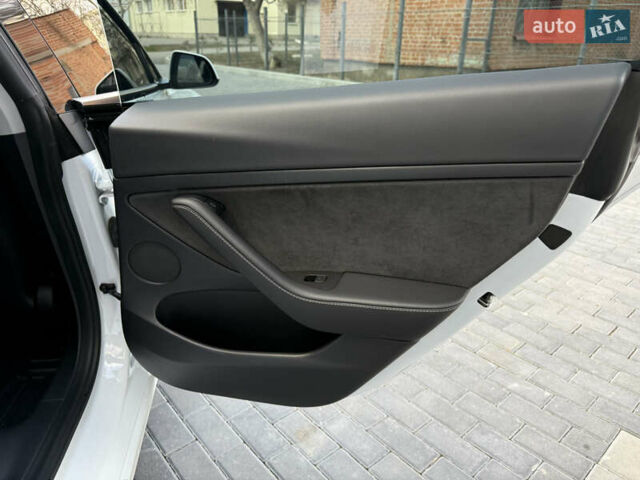 Белый Тесла Модель 3, объемом двигателя 0 л и пробегом 37 тыс. км за 19999 $, фото 122 на Automoto.ua