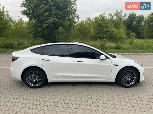 Білий Тесла Модель 3, об'ємом двигуна 0 л та пробігом 44 тис. км за 23400 $, фото 16 на Automoto.ua