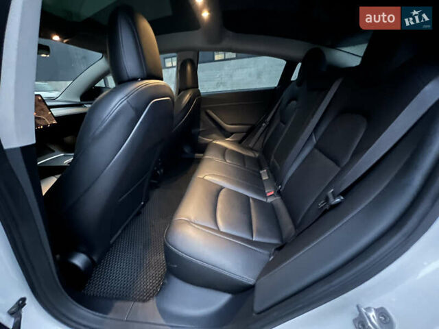 Белый Тесла Модель 3, объемом двигателя 0 л и пробегом 52 тыс. км за 21500 $, фото 25 на Automoto.ua