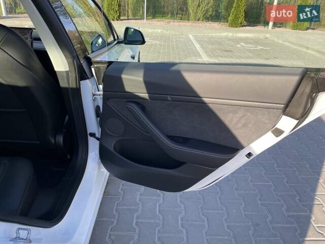 Білий Тесла Модель 3, об'ємом двигуна 0 л та пробігом 37 тис. км за 22500 $, фото 19 на Automoto.ua