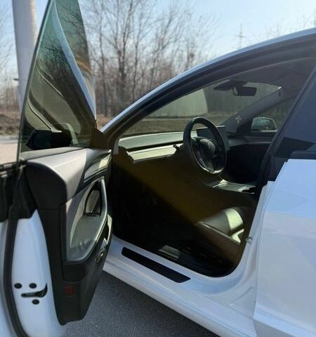 Білий Тесла Модель 3, об'ємом двигуна 0 л та пробігом 63 тис. км за 22000 $, фото 9 на Automoto.ua