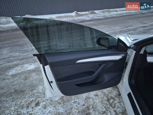 Белый Тесла Модель 3, объемом двигателя 0 л и пробегом 42 тыс. км за 19500 $, фото 16 на Automoto.ua
