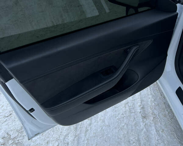 Білий Тесла Модель 3, об'ємом двигуна 0 л та пробігом 181 тис. км за 19000 $, фото 14 на Automoto.ua