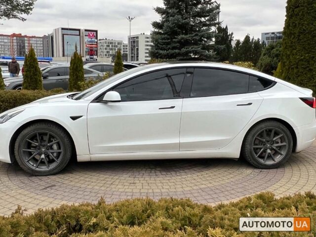 Белый Тесла Модель 3, объемом двигателя 82 л и пробегом 60 тыс. км за 25500 $, фото 3 на Automoto.ua