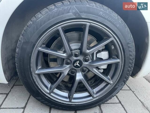 Белый Тесла Модель 3, объемом двигателя 0 л и пробегом 17 тыс. км за 28500 $, фото 8 на Automoto.ua