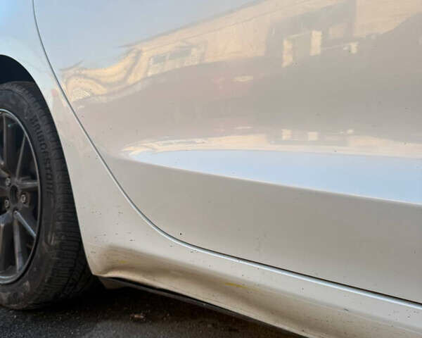 Білий Тесла Модель 3, об'ємом двигуна 0 л та пробігом 97 тис. км за 16700 $, фото 13 на Automoto.ua