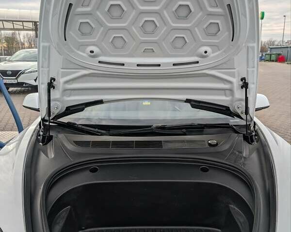 Белый Тесла Модель 3, объемом двигателя 0 л и пробегом 118 тыс. км за 21999 $, фото 18 на Automoto.ua