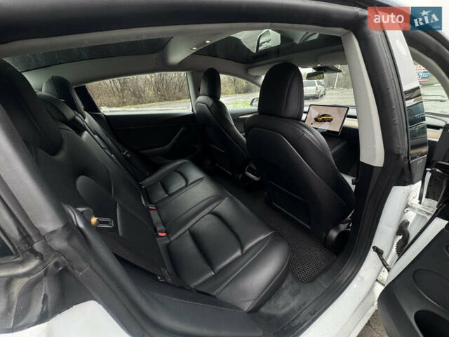Білий Тесла Модель 3, об'ємом двигуна 0 л та пробігом 110 тис. км за 16900 $, фото 10 на Automoto.ua