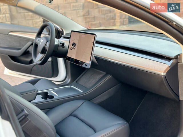 Белый Тесла Модель 3, объемом двигателя 0 л и пробегом 1 тыс. км за 37999 $, фото 39 на Automoto.ua