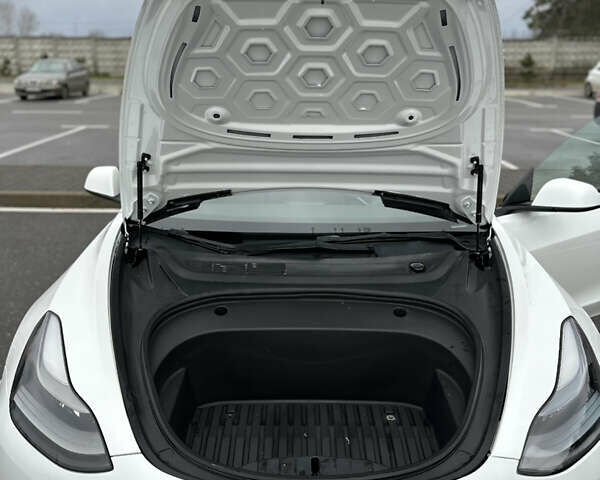 Белый Тесла Модель 3, объемом двигателя 0 л и пробегом 109 тыс. км за 16900 $, фото 11 на Automoto.ua