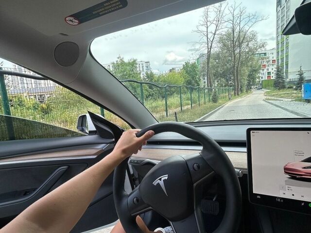 Белый Тесла Модель 3, объемом двигателя 0 л и пробегом 75 тыс. км за 21800 $, фото 7 на Automoto.ua