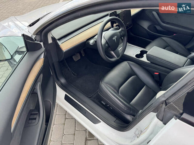 Белый Тесла Модель 3, объемом двигателя 0 л и пробегом 38 тыс. км за 22000 $, фото 6 на Automoto.ua