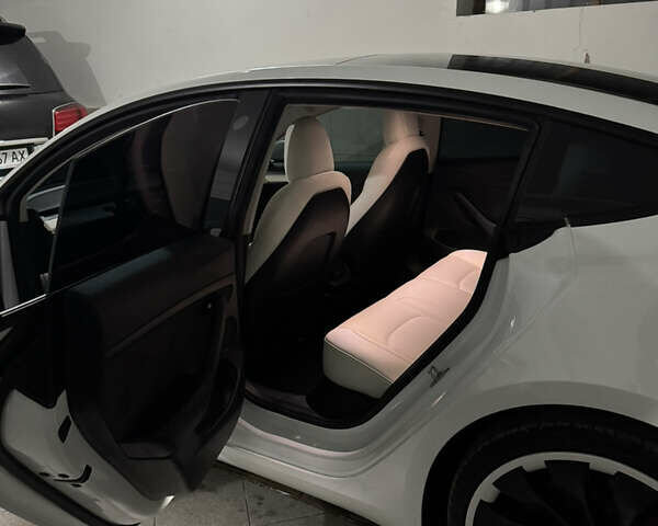 Білий Тесла Модель 3, об'ємом двигуна 0 л та пробігом 81 тис. км за 24950 $, фото 7 на Automoto.ua