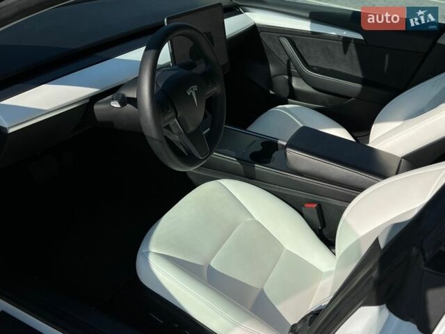 Белый Тесла Модель 3, объемом двигателя 0 л и пробегом 130 тыс. км за 16950 $, фото 7 на Automoto.ua