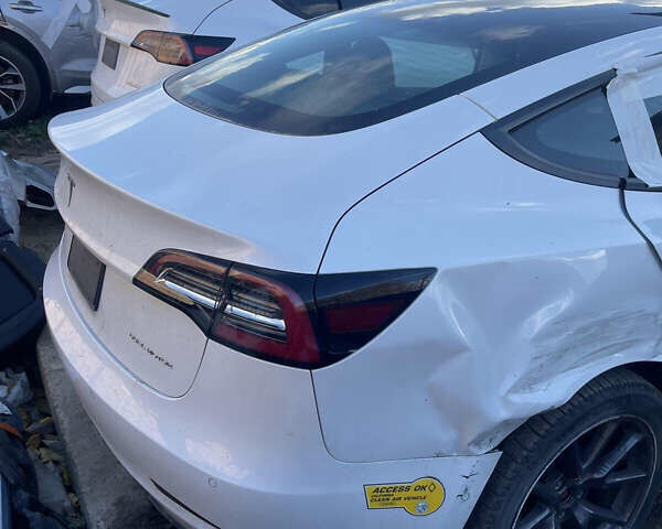 Білий Тесла Модель 3, об'ємом двигуна 0 л та пробігом 99 тис. км за 12200 $, фото 12 на Automoto.ua