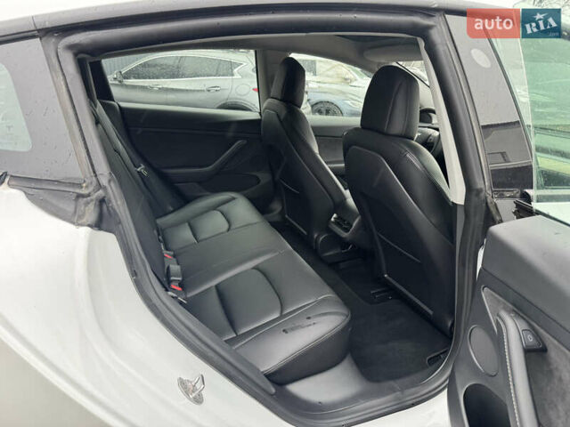 Белый Тесла Модель 3, объемом двигателя 0 л и пробегом 28 тыс. км за 19990 $, фото 28 на Automoto.ua