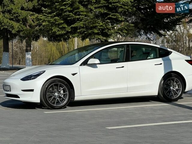 Белый Тесла Модель 3, объемом двигателя 0 л и пробегом 130 тыс. км за 16950 $, фото 2 на Automoto.ua