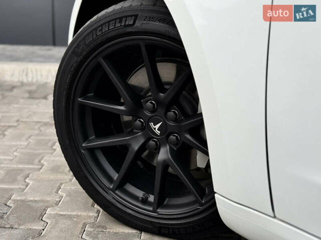 Белый Тесла Модель 3, объемом двигателя 0 л и пробегом 70 тыс. км за 22200 $, фото 13 на Automoto.ua