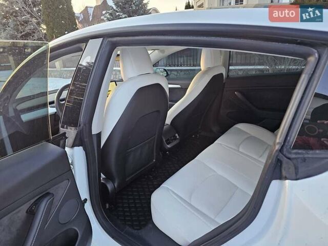 Білий Тесла Модель 3, об'ємом двигуна 0 л та пробігом 96 тис. км за 18500 $, фото 10 на Automoto.ua