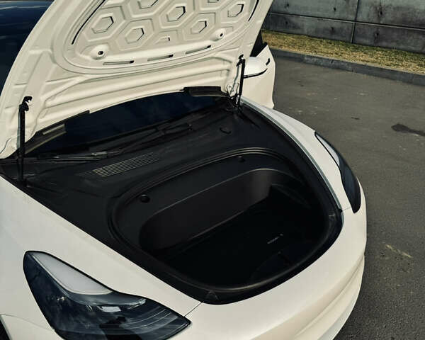Білий Тесла Модель 3, об'ємом двигуна 0 л та пробігом 41 тис. км за 21500 $, фото 31 на Automoto.ua
