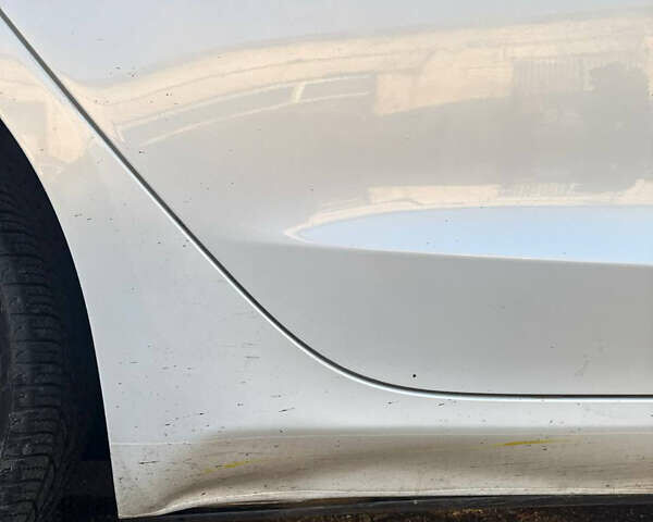 Білий Тесла Модель 3, об'ємом двигуна 0 л та пробігом 97 тис. км за 16700 $, фото 11 на Automoto.ua