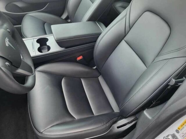 Белый Тесла Модель 3, объемом двигателя 0 л и пробегом 48 тыс. км за 12500 $, фото 10 на Automoto.ua