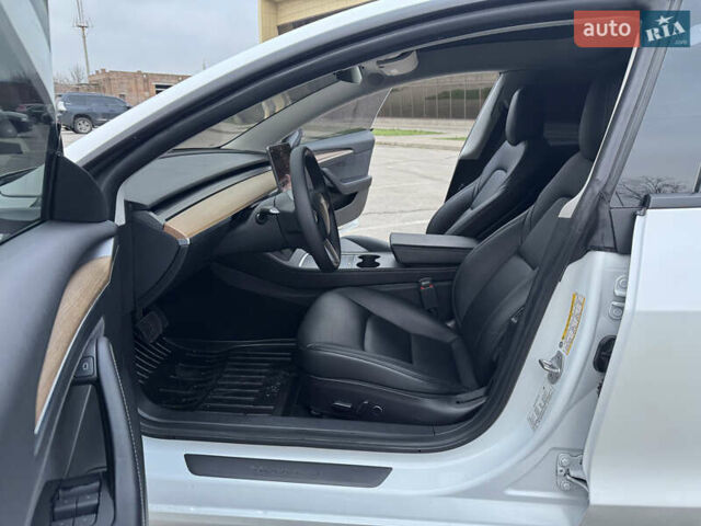 Белый Тесла Модель 3, объемом двигателя 0 л и пробегом 85 тыс. км за 21999 $, фото 19 на Automoto.ua