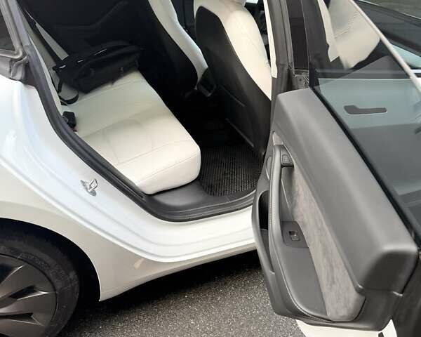 Белый Тесла Модель 3, объемом двигателя 0 л и пробегом 37 тыс. км за 22500 $, фото 5 на Automoto.ua