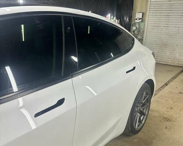 Белый Тесла Модель 3, объемом двигателя 0 л и пробегом 125 тыс. км за 22000 $, фото 2 на Automoto.ua