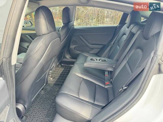 Білий Тесла Модель 3, об'ємом двигуна 0 л та пробігом 117 тис. км за 21300 $, фото 6 на Automoto.ua